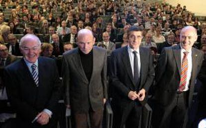 Los exlehendakaris José Antonio Ardanza, Juan José Ibarretxe y Patxi López, junto al rector de la UPV, Iñaki Goirizelaia, (i a d) al inico del acto conjunto celebrado hoy en la Universidad del País Vasco para hablar de sus diferentes etapas al frente del gobierno vasco.