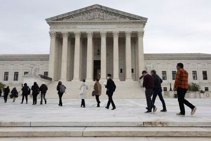 Público accediendo a la primer avista oral que celebra el Tribunal Supremo de Estados Unidos desde que estalló la pandemia, este lunes en Washington.