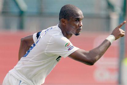 Samuel Eto'o celebra su tanto ante el Cagliari.