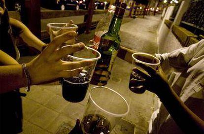 Unos jóvenes consumen alcohol en una calle de Pozuelo de Alarcón.
