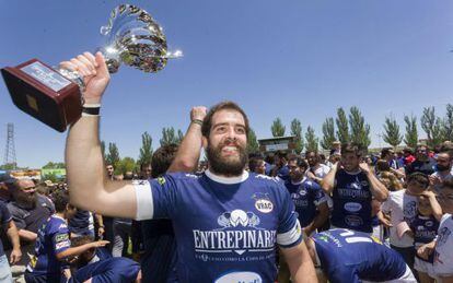 El capit&aacute;n del Quesos, Borja Estrada, levanta el trofeo de Divisi&oacute;n de Honor.