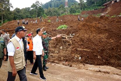 Il presidente indonesiano Joko Widodo cammina con il capo di stato maggiore dell'esercito Dudong Abdurrahman.  Joko Widodo si è recato a Cianjur questo martedì per fare il tifo per i soccorritori.  disse il capo 