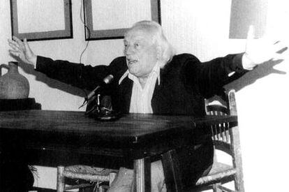 Rafael Alberti, en un momento de la lectura de sus poemas en el bar La Tertulia de Granada, en 1982.