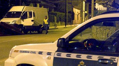 Una grúa retira la furgoneta de ETA cargada con explosivos interceptada en Zamora