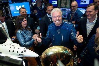 Richard Branson, junto a uno de sus prototipos y en traje espacial, en 2019 en la Bolsa de Nueva York.