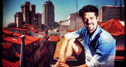 El fotógrafo Asier Rua posa en una azotea de Madrid.