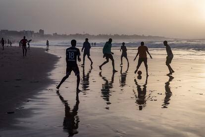 Jóvenes juegan en la playa de Yoff, al norte de Dakar