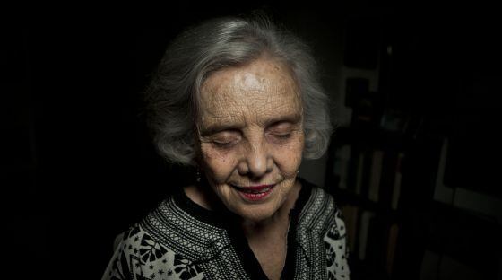 La periodista y escritora Elena Poniatowska, en un momento de la sesión fotográfica.