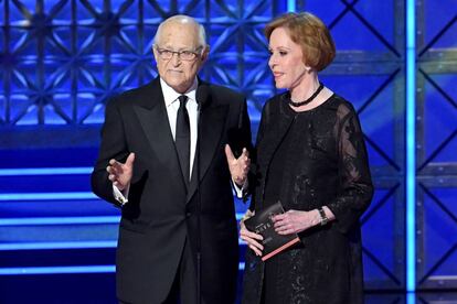 Norman Lear y Carol Burnett, durante la ceremonia de los Emmy 2017.