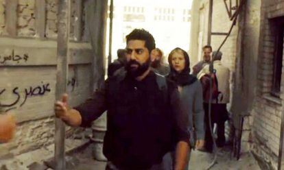 Uno de los grafitis con pintadas contra 'Homeland' que aparecen en el segundo capítulo de la quinta temporada.