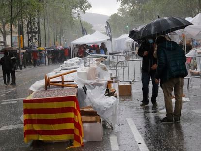 Uno de los episodios de granizada que se vivieron en el paseo de Gràcia de Barcelona durante la jornada de Sant Jordi.