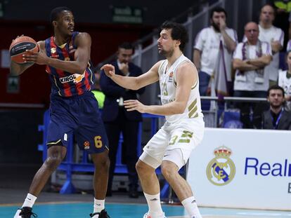 Llull intenta frenar a Christon en un Madrid-Baskonia.