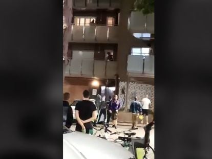 Un grupo de vecinos asalta y apedrea un piso ocupado por jóvenes migrantes en Premià de Mar