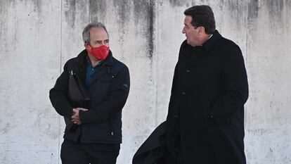 A la izquierda, el exalcalde de Boadilla, Arturo González Panero, a su llegada a la Audiencia Nacional el pasado 17 de noviembre.