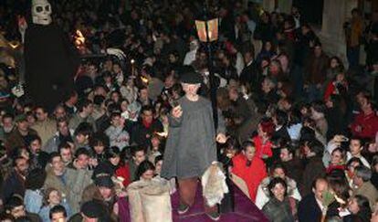 Procesión de Genarín en la noche del Jueves Santo en León.