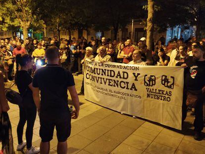 Vecinos de Puente de Vallecas leen el manifiesto de repulsa a la violencia durante la concentración.