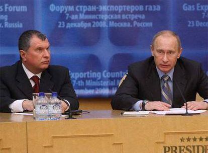 El primer ministro ruso, Vladimir Putin (d), y el viceprimer ministro, Igor Sechin, durante la ceremonia de inauguración del Foro de Países Exportadores de Gas en Moscú.