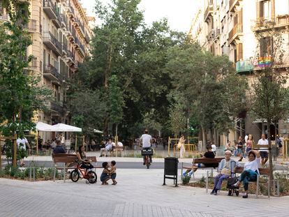 La calle de Consell de Cent de Barcelona, uno de los "ejes verdes" del proyecto Superilla de la exalcaldesa Ada Colau, este verano.