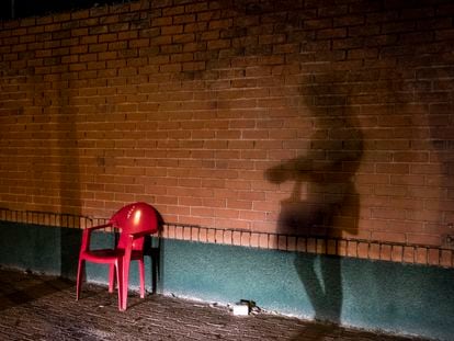 Una mujer que ejerce la prostitución en el polígono industrial de Villaverde.