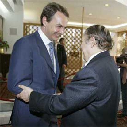 El presidente argelino, Abdelaziz Buteflika, recibe en Argel a José Luis Rodríguez Zapatero.