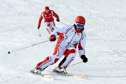 Alonso, por delante de Massa, esquiando en Campiglio.