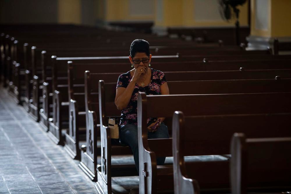 Una mujer reza en la iglesia principal de Granda, Nicaragua. 