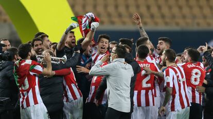 Los jugadores del Athletic celebran su triunfo en la Supercopa ante el Barcelona al son de la trompeta de Villalibre, a la izquierda de la imagen.