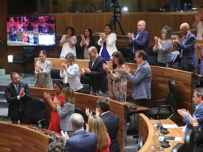 Adrián Barbón (a la izquierda, en primera fila), recibe los aplausos de la bancada socialista tras ser reelegido este miércoles presidente de Asturias.