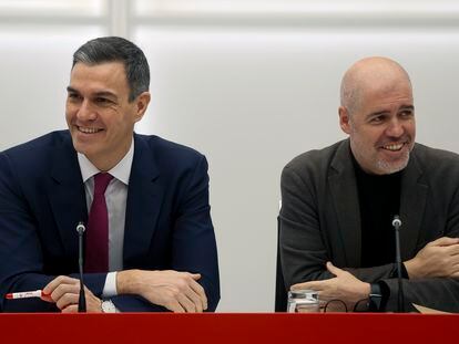 El presidente del Gobierno, Pedro Sánchez, tras reunirse con el secretario general de CCOO, Unai Sordo (derecha). EFE/ Mariscal