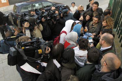 La prensa rodea a compañeras de Najwa, ayer a las puertas del instituto Camilo José Cela de Pozuelo de Alarcón (Madrid).