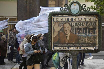 Un afiche callejero conmemora el 17 de octubre de 2022 el Día de la Lealtad Peronista, en  el centro de Buenos Aires.
