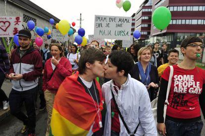Una pareja se besa durante una manifestación por los derechos de los homosexuales en Liubliana, en 2012.