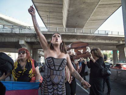 Kenya Cuevas y sus compañeras bloquean con un ataúd el tráfico en Ciudad de México para exigir avances por el caso de Paola, una mujer trans asesinada.