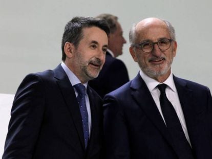 El presidente de Repsol, Antonio Brufau (derecha), y el consejero delegado de la petrolera, Josu Jon Imaz, en la junta de accionistas de 2020.