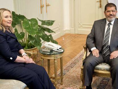 Clinton y Morsi, durante su reuni&oacute;n en El Cairo.