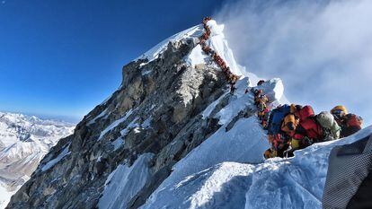 Imagen que muestra un gran tráfico de escaladores en el monte Everest, en 2019.