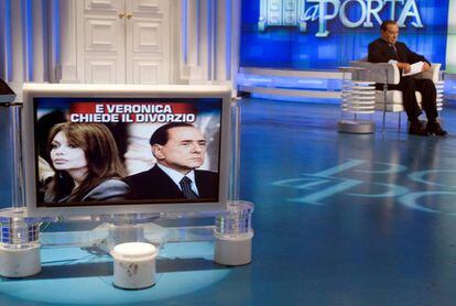 Silvio Berlusconi habla de su divorcio en la televisi&oacute;n italiana en 2009.