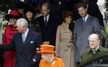 Los duques de Sussex con la reina y otros miembros de la familia real británica en la Navidad de 2018.