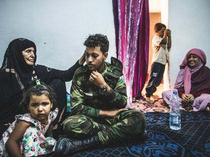Chej Said, combatiente del Frente Polisario de 22 años, con su familia en Dajla (Sáhara Occidental), en octubre de 2021.