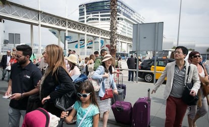 Cruceristas desembarcan en el Puerto de Barcelona.