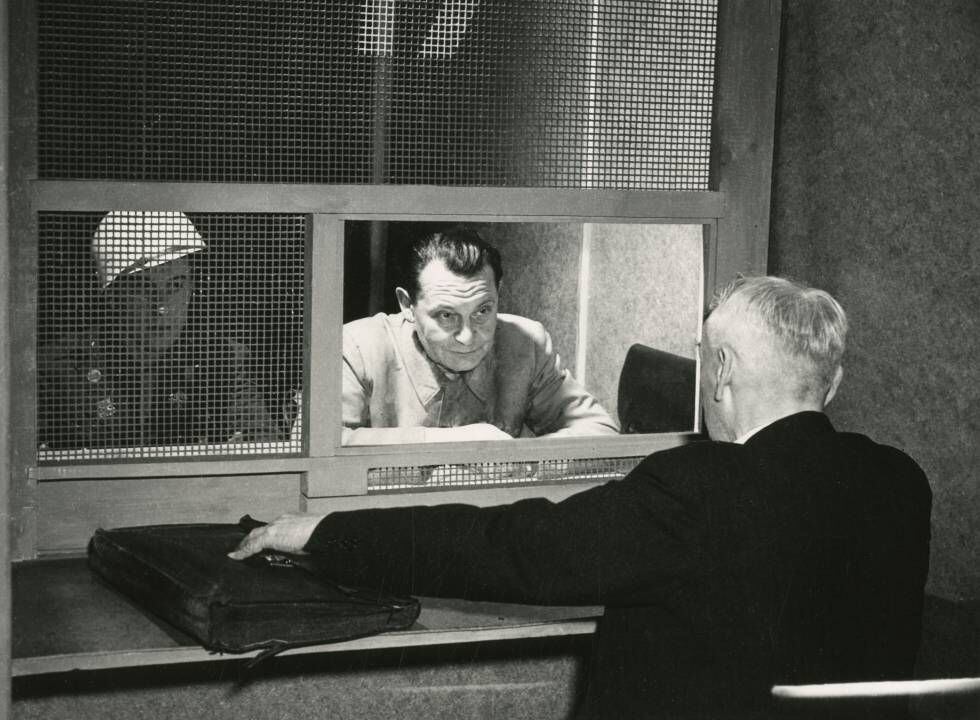 Imagen de Yevgeny Khaldei del nazi Goering con su abogado durante los juicios de Núremberg, en 1946.