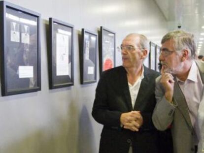 El viceconsejero de Igualdad, Juan Jes&uacute;s Jim&eacute;nez, a la derecha, en una exposici&oacute;n en M&aacute;laga en 2011.