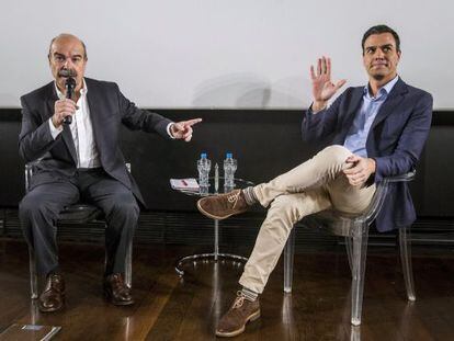 Antonio Resines presenta Pedro Sánchez en la seva intervenció a l'Acadèmia.