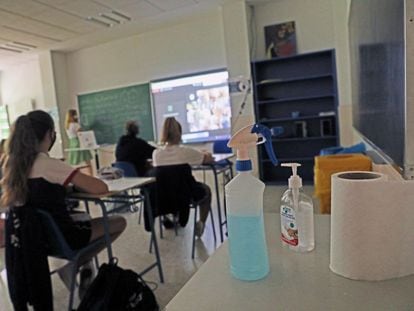 Productos de limpieza y desinfección, en una aula de un colegio de Madrid.