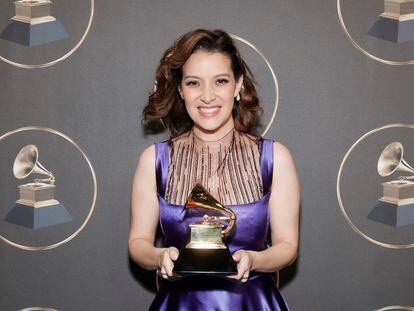 Gaby Moreno, ganadora a mejor álbum de pop latino por "X Mi (Vol.1)", durante la 66ª entrega de los GRAMMY, en Los Ángeles, California, el 4 de febrero.