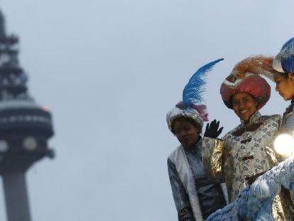 Cabalgata de Ciudad Lineal, celebrada el lunes, en la que una mujer (en el centro) representa a Baltasar. / Luis Sevillano