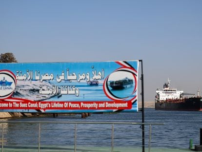 Barco cruzando el canal de Suez hacia el mar Rojo, el 10 de enero, en Ismailia (Egipto).