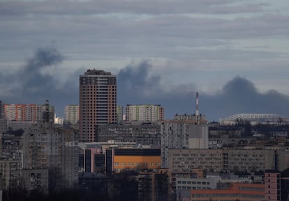 Una columna de humo vista entre los edificios de Kiev, este domingo. 