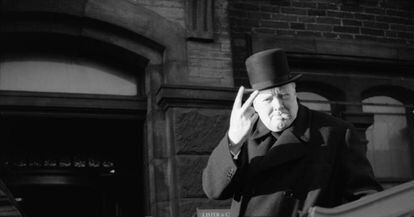 Winston Churchill hace el signo de la victoria durante una visita a Bradford en 1942.