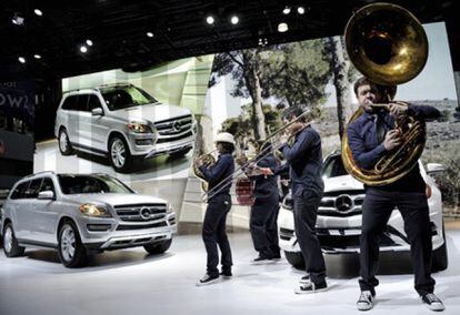 Una banda de música toca durante la presentación del nuevo Mercedes Benz SL 65 AMG (izq) en el Salón del Automóvil de Nueva York 2012 organizado en la ciudad estadounidense hoy, miércoles 4 de abril de 2012